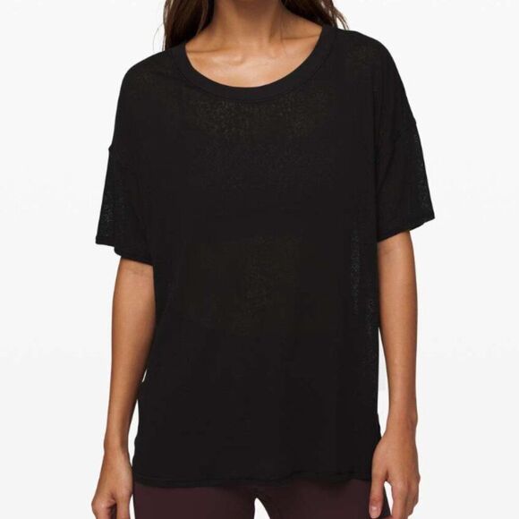 Women Lululemon Between Moments Tee Relaxed Fit Polar Shift Veil Black - Picture 1 of 8
